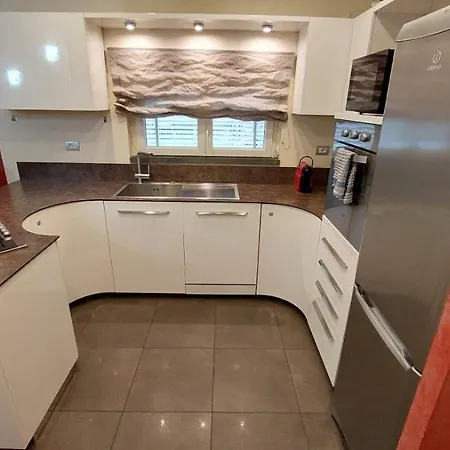 Laghetto Apartment *